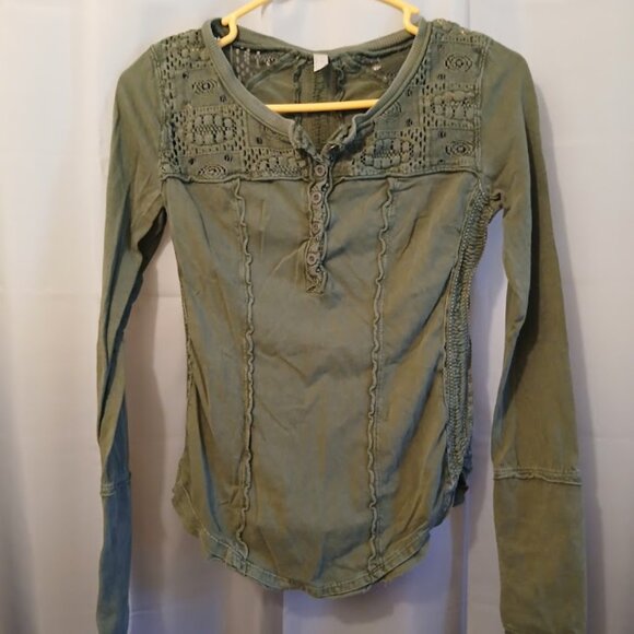 FREE PEOPLE Shell Lace Henley T-shirt Top XS Green Scoop neck Gold Coast LS - Picture 1 of 12